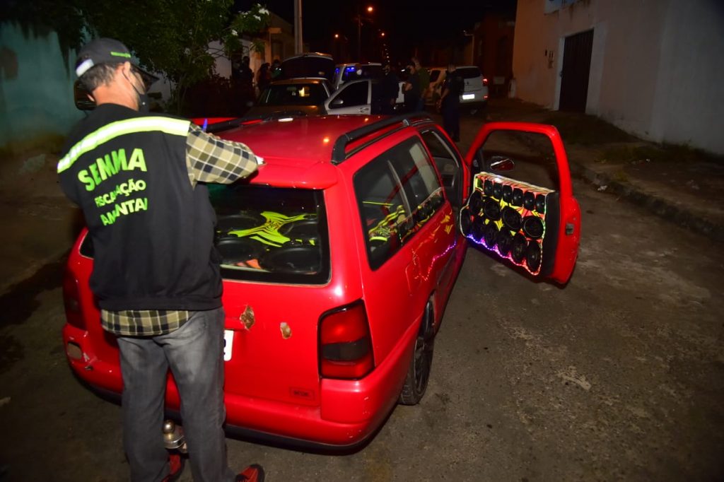 Prefeitura de Aparecida interdita 50 locais com aglomeração e festas clandestinas no fim de semana 1 CARRO COM SOM AUTOMOTIVO APREENDIDO FOTO RODRIGO ESTRELA