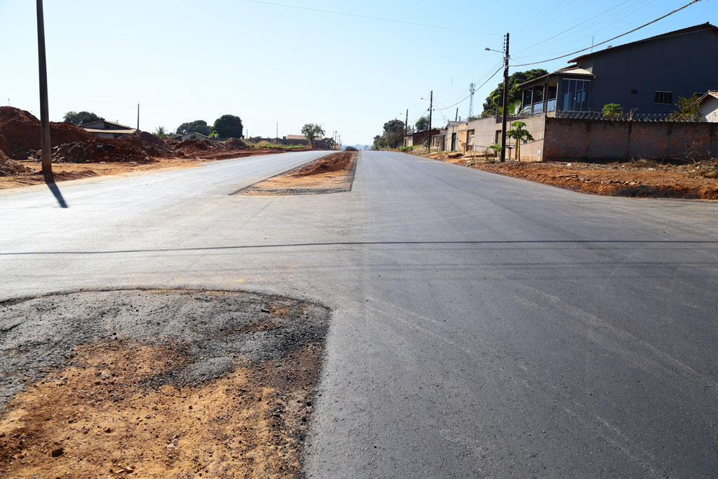 Gustavo leva asfalto para Vila Oliveira 1 OBRAS DE PAVIMENTACAO AV TOPAZIO VILA OLIVEIRA ENIO MEDEIROS 1 SITE 1