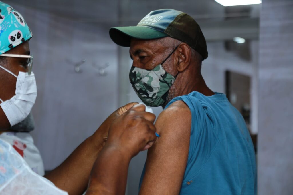 Saúde faz vacinação itinerante nos bairros de Aparecida de Goiânia 2 VACINACAO COVID ITINERANTE ENIO MEDEIROS 3