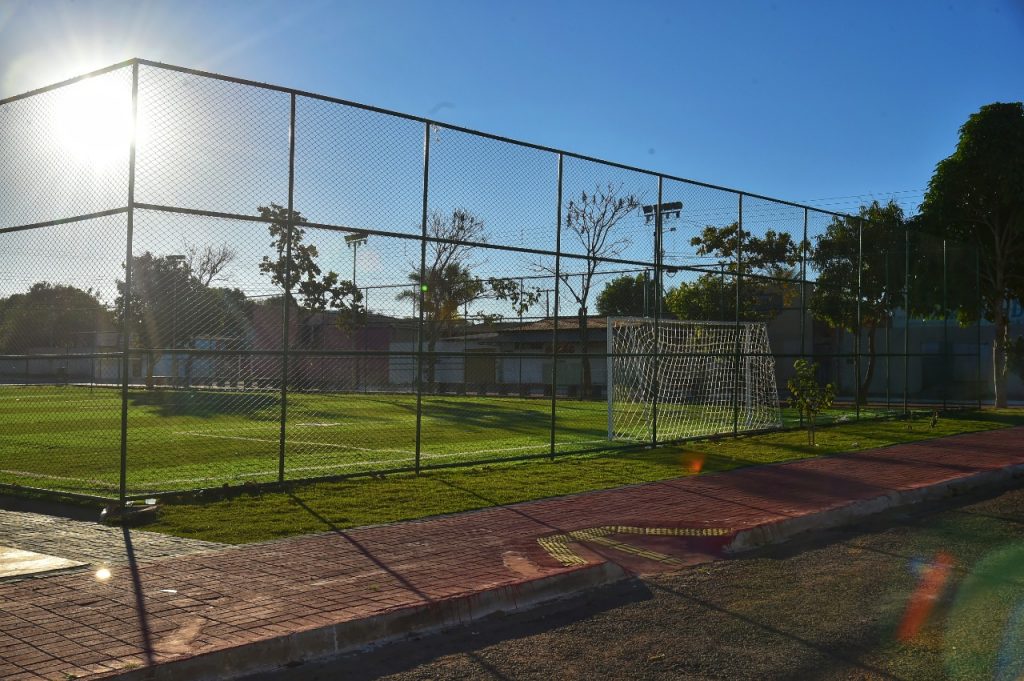 Praça Madre Germana com campo sintético 