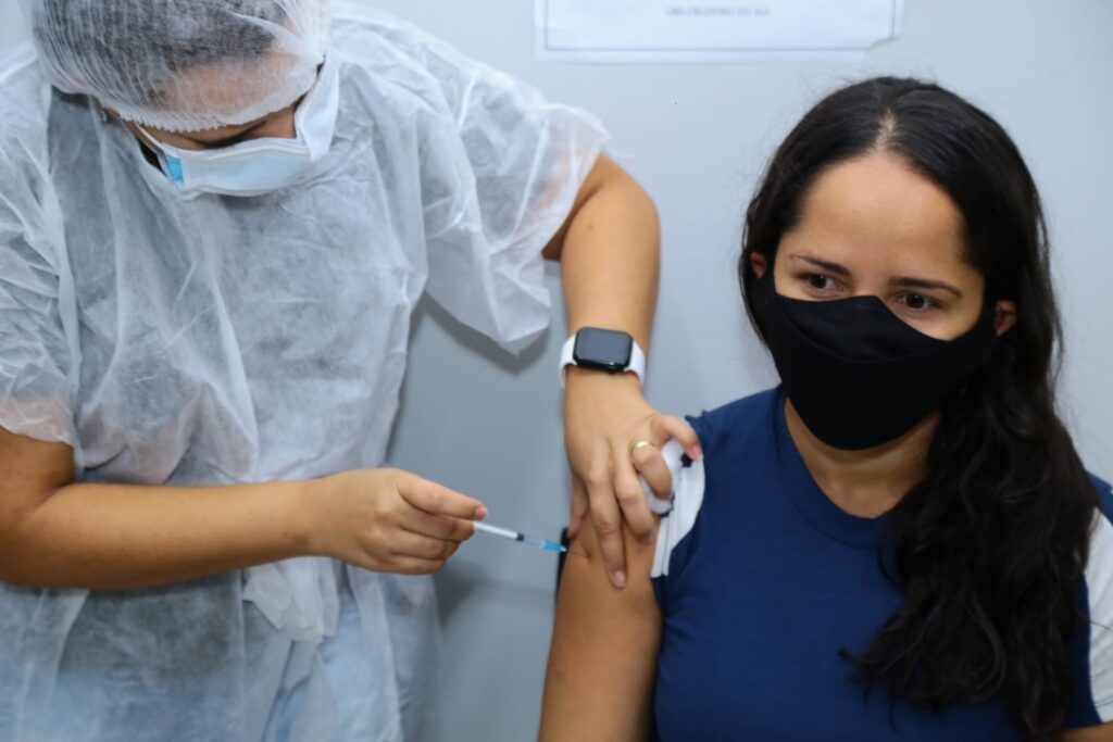 Mais de 7 mil doses foram aplicadas na população com 18 anos em Aparecida 1 VACINACAO COVID MUTIRAO APARECIDA ENIO MEDEIROS 2