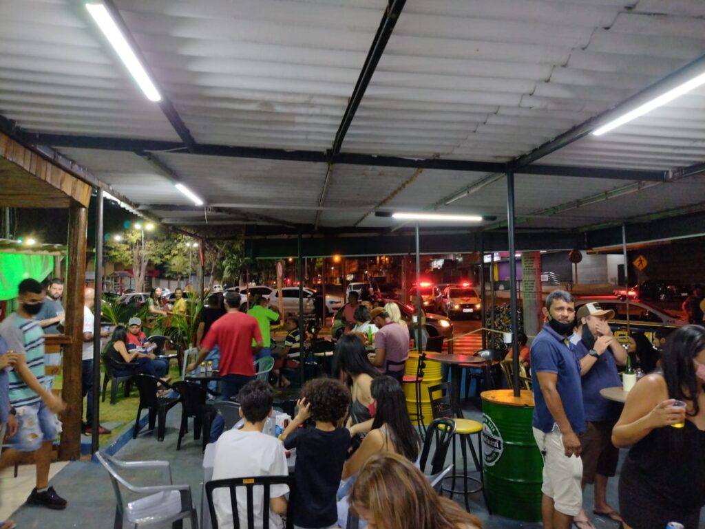 BAR INTERDITADO POR AGLOMERACAO