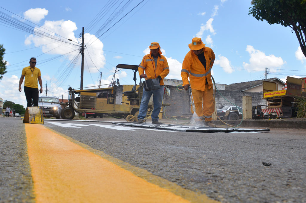 Prefeitura de Aparecida de Goiânia realiza sinalização vertical e horizontal em ruas de vários bairros 