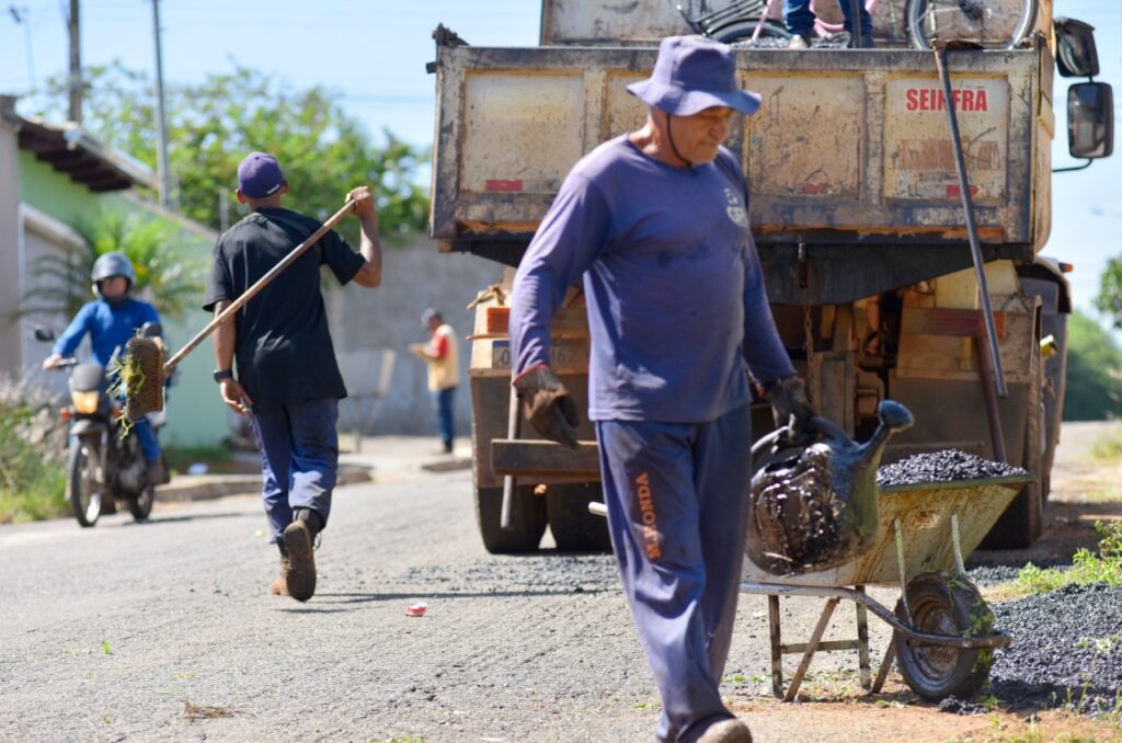 Em Aparecida de Goiânia, os moradores comemorar serviços de manutenção e limpeza realizados no Prefeitura em Ação