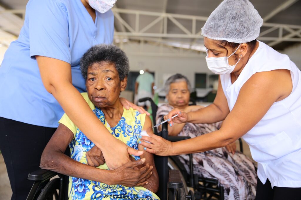 Aparecida de Goiânia começa vacinar com quarta dose idosos a partir de 80 anos contra covid-19