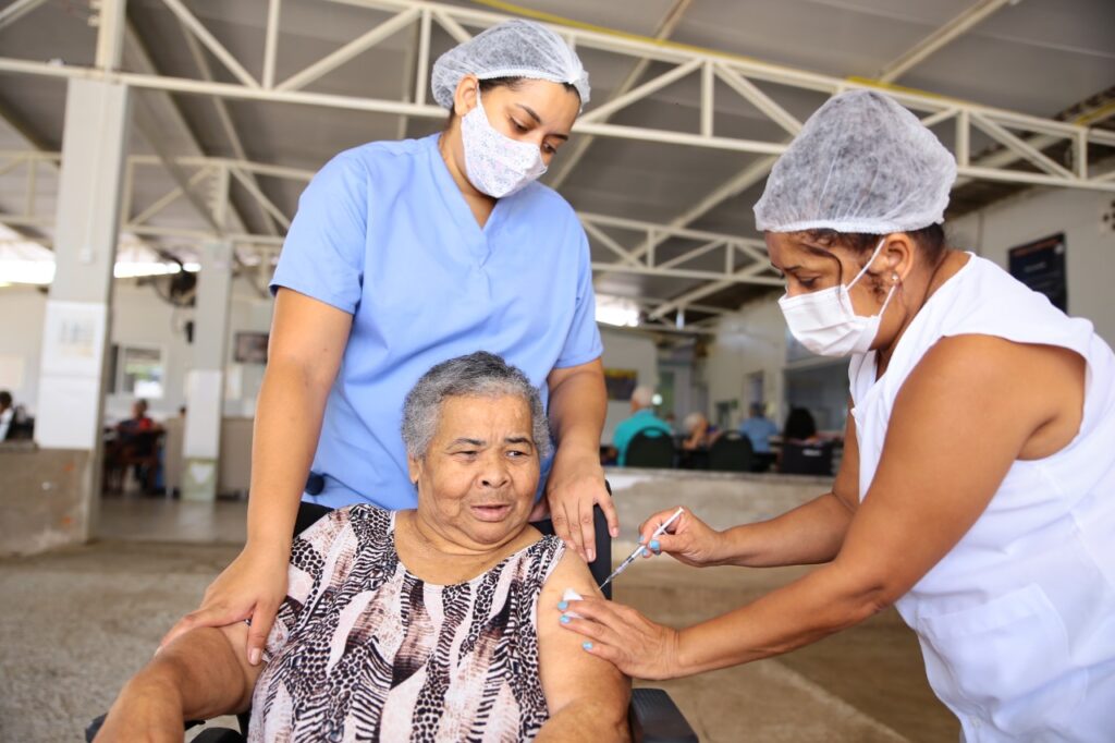 Aparecida de Goiânia começa vacinar com quarta dose idosos a partir de 80 anos contra covid-19