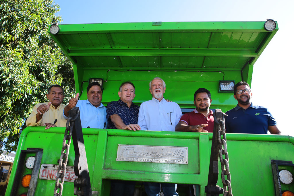 A Prefeitura de Aparecida de Goiânia iniciou nesta segunda-feira o recapeamento das ruas do Jardim Tiradentes. Obras foram lançadas pelo prefeito Vilmar Mariano 