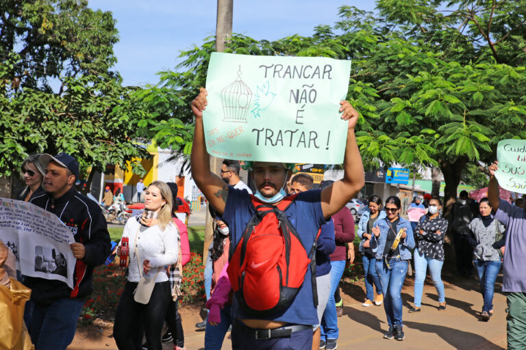 Caminhada em Aparecida comemora o Dia da Luta Antimanicomial e pede apoio à saúde mental 4 CAMINHADA DIA DE LUTA ANTIMANICOMIAL ENIO MEDEIROS 5 SITE 3