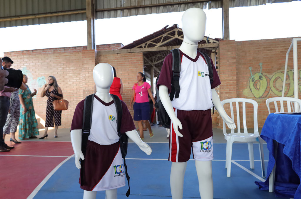 Aparecida de Goiânia entrega novos kits de uniformes escolares para estudantes da rede municipal 