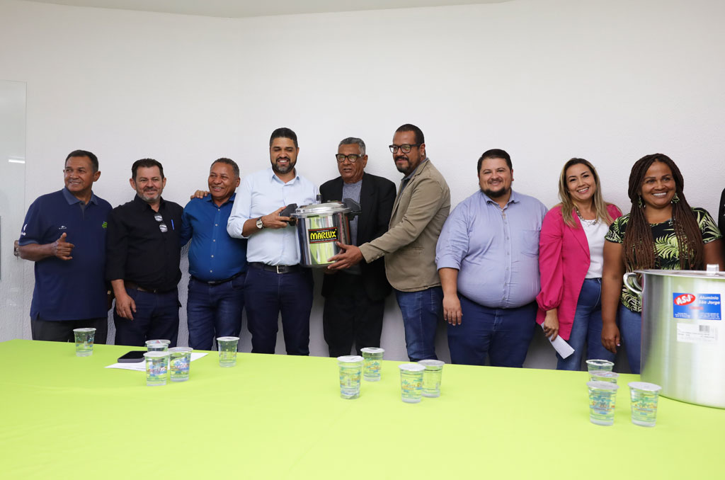 Prefeitura de Aparecia de Goiânia entrega utensílios de cozinha para 96 unidades de ensino. Iniciativa vai beneficiar 400 crianças do 1º ao 5º ano 