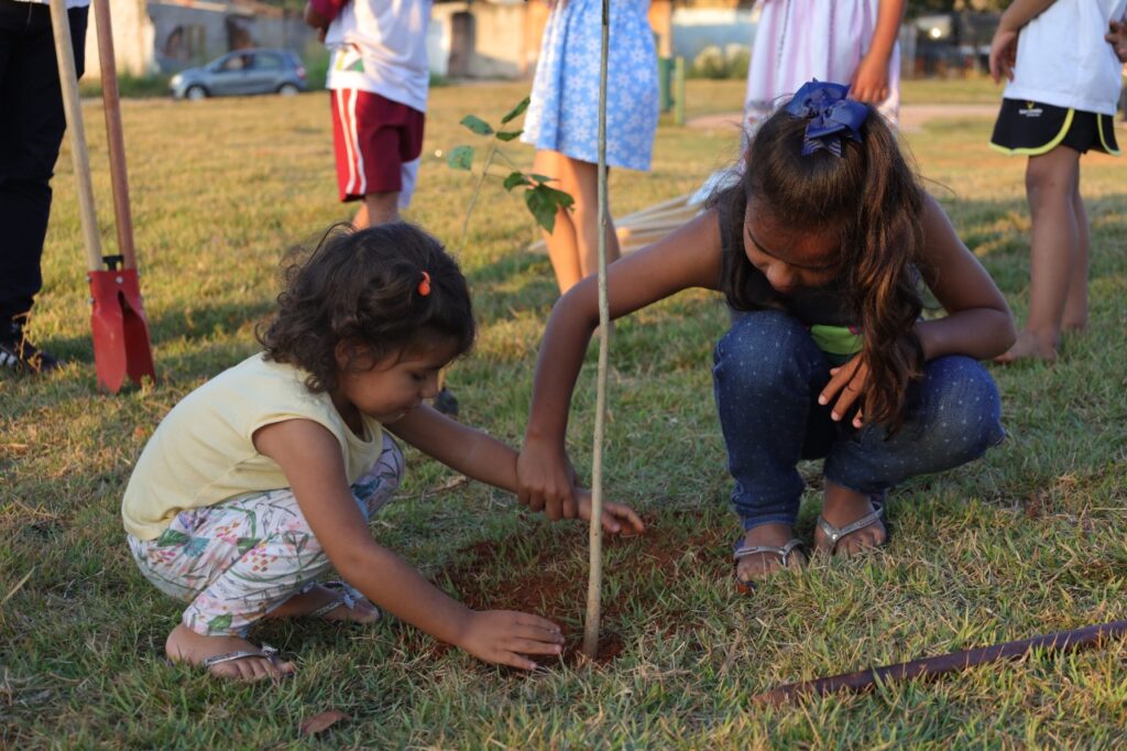 Crianças plantaram mudas de ipê em uma praça no Setor Santo André em Aparecida de Goiânia 
