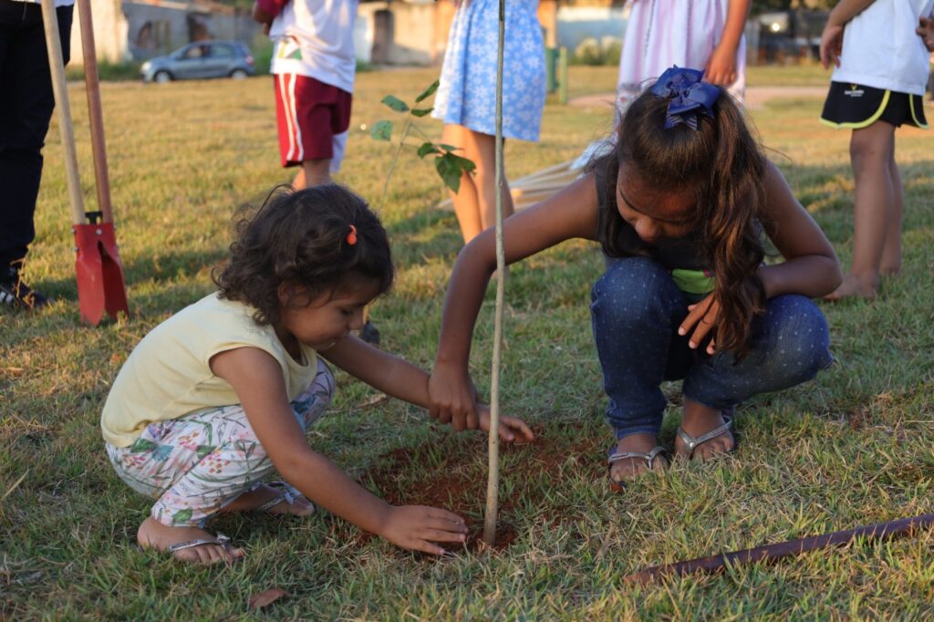 Crianças plantaram mudas de ipê em uma praça no Setor Santo André em Aparecida de Goiânia