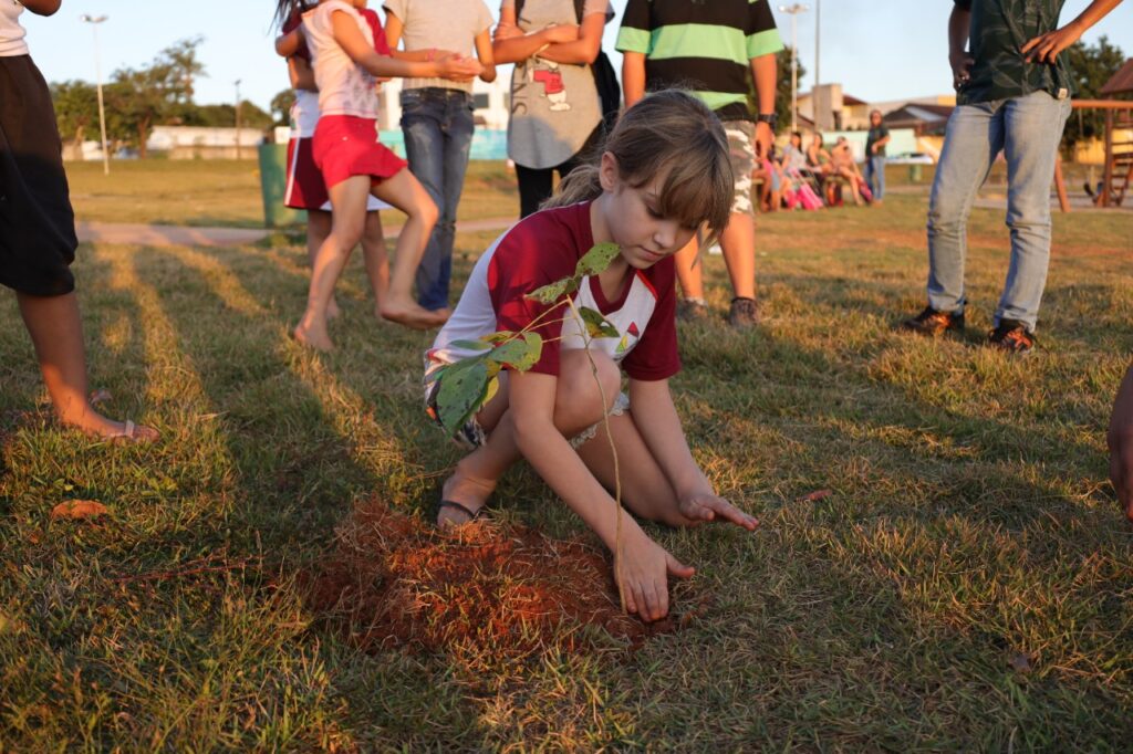 Crianças plantaram mudas de ipê em uma praça no Setor Santo André em Aparecida de Goiânia