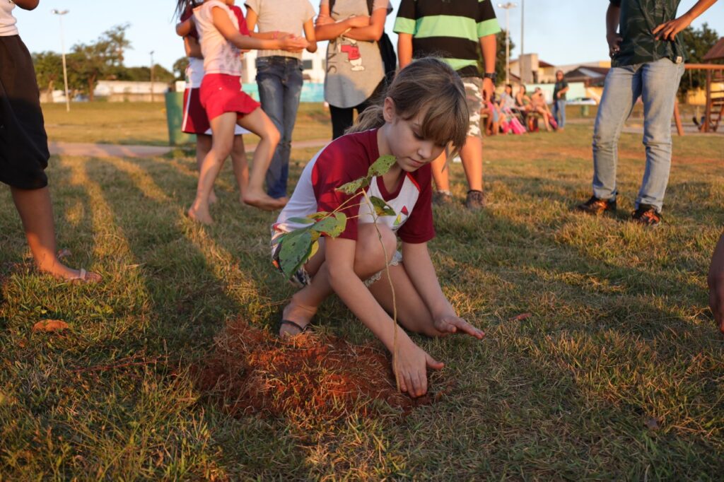 Crianças plantaram mudas de ipê em uma praça no Setor Santo André em Aparecida de Goiânia 