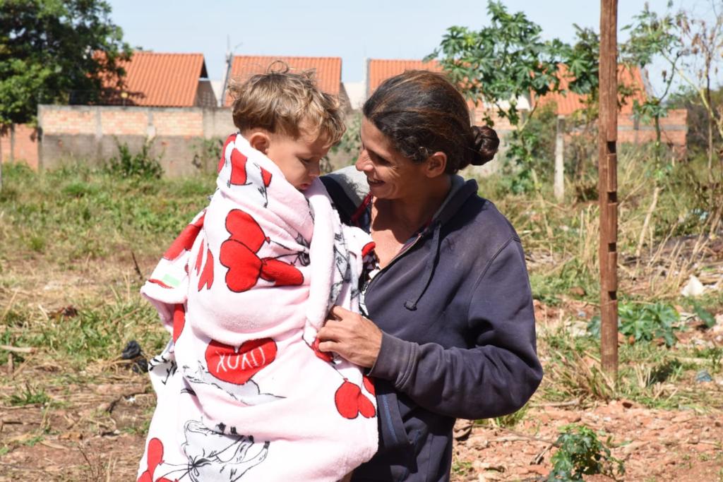 Assistência Social entrega cobertores para moradores da ocupação Norberto Teixeira em Aparecida de Goiânia 