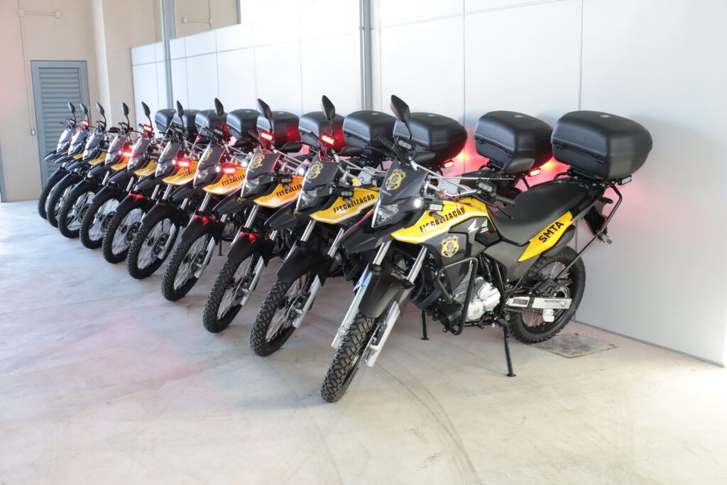 O prefeito de Aparecida de Goiânia entregou nova frota de motos para à SMTA 