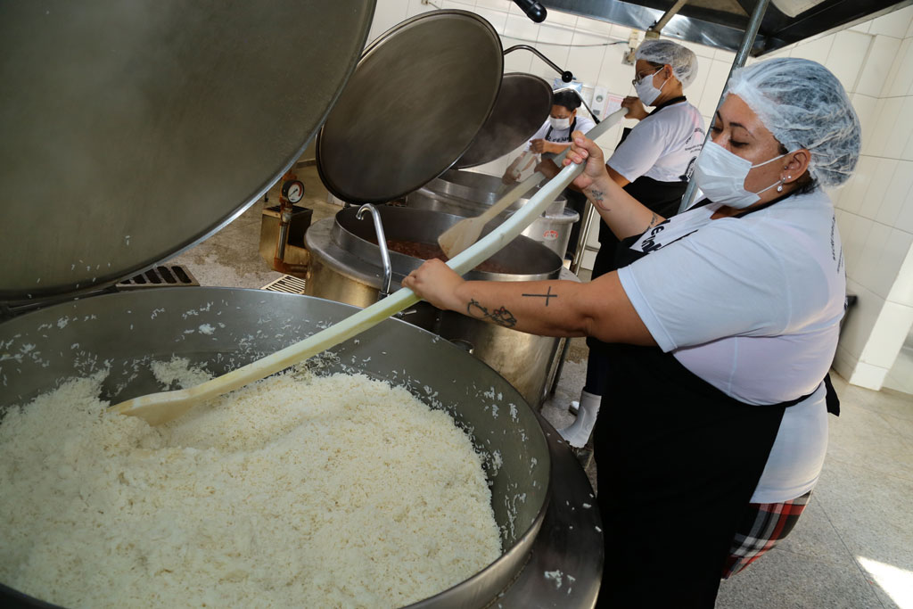 Restaurante Popular em Aparecida de Goiânia garante alimentação digna à população em vulnerabilidade social. Diariamente mil pessoas são atendidas 