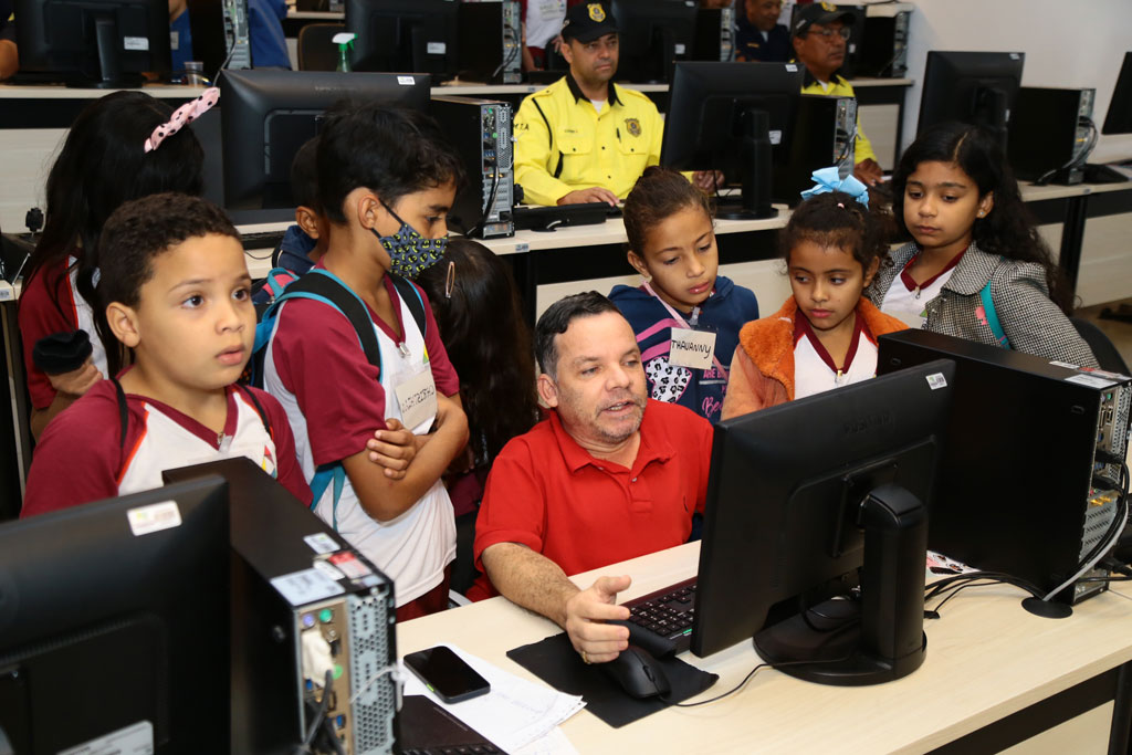 ALUNOS VISITAM O CIT ENIO MEDEIROS 1 SITE 1 1