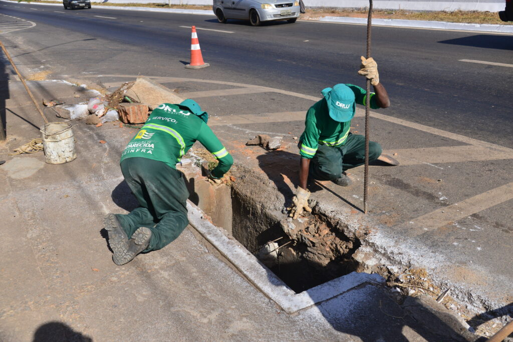 Secretaria de Infraestrutura de Aparecida de Goiânia realiza limpeza de  bocas de lobo antes do período chuvoso 