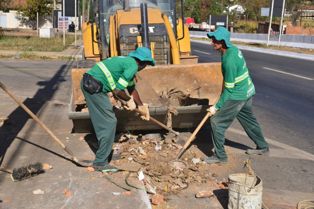 Secretaria de Infraestrutura de Aparecida de Goiânia realiza limpeza de  bocas de lobo antes do período chuvoso 