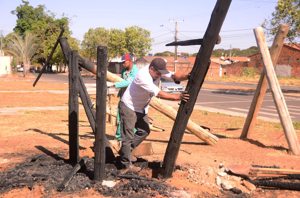 Praça pública em Aparecida de Goiânia é alvo de vandalismo. Praça Marlucia Terezinha de Jesus Silva no Jardim Tropical teve pergolados incendiados no fim de semana 