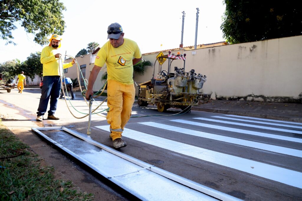 Prefeitura de Aparecida de Goiânia realiza sinalização vertical e horizontal em ruas de vários bairros 