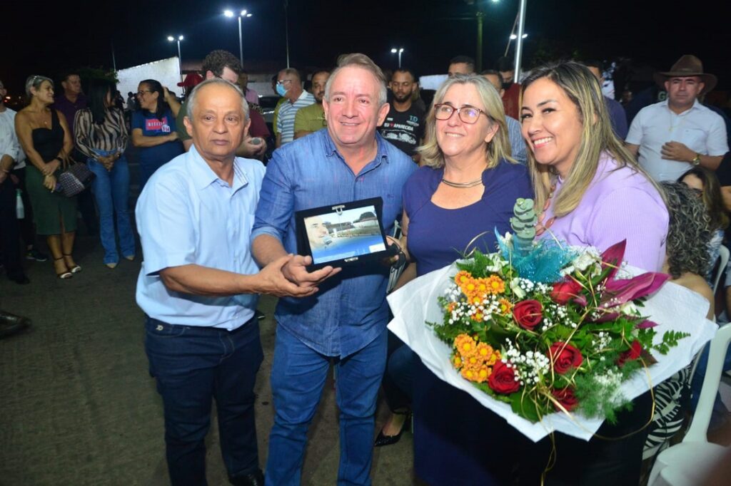 Prefeito de Aparecida de Goiânia , Vilmar Mariano, inaugurou Praça Leo Mendanha no Jardim Olímpico 