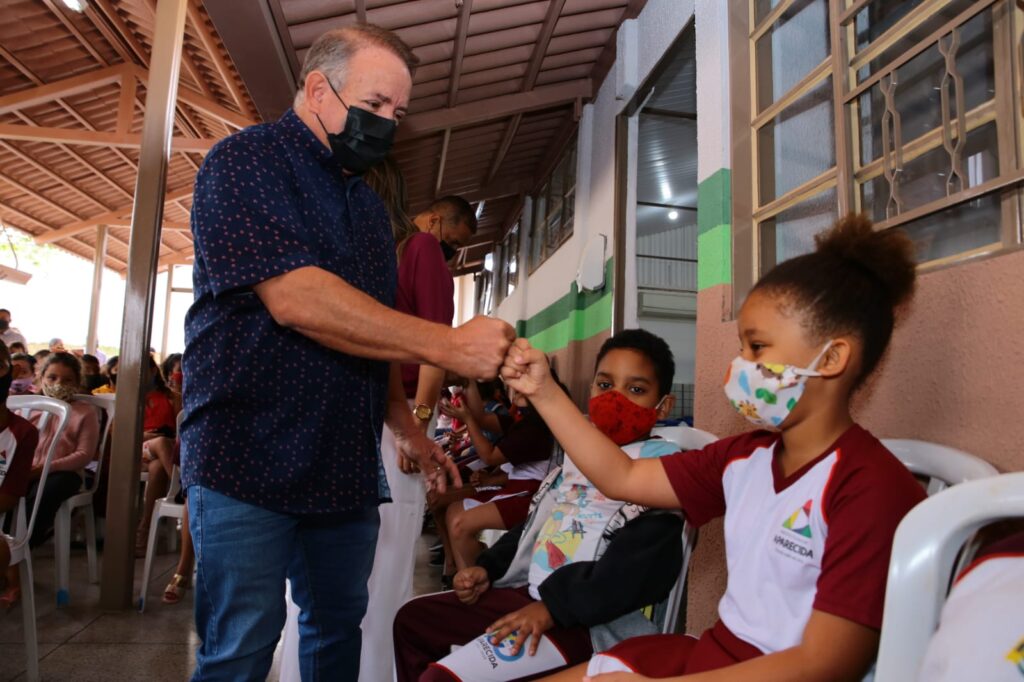 Prefeito de Aparecida de Goiânia, Vilmar Mariano entrega reforma de escola no Jardim Riviera 