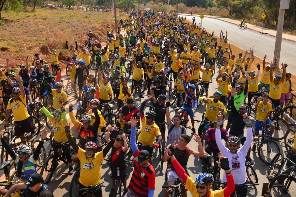 Bora de Bike reúne 4 mil ciclistas no Eixo Leste-Oeste 01, em Aparecida