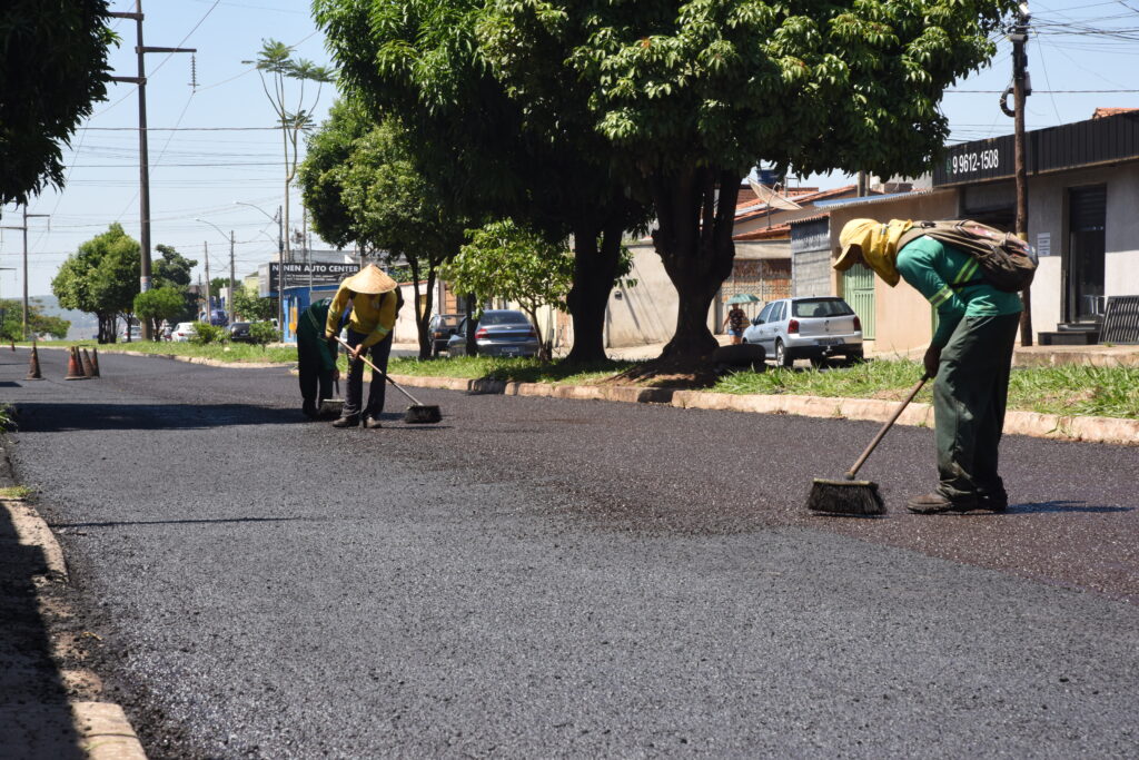 Seinfra faz nesta quinta-feira recapeamento da Avenida V-5, na Cidade Vera Cruz II 2 RECAPEAMENTO VERA CRUZ FOTOS JHONNEY MACENA 13