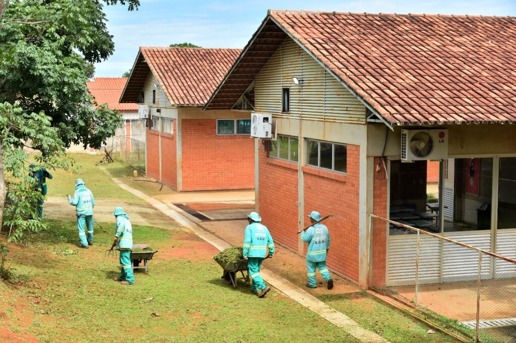 Aparecida de Goiânia realiza limpeza em escolas