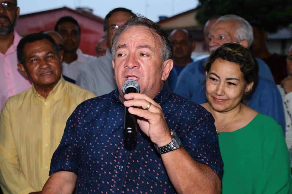 Prefeito de Aparecida de Goiânia, Vilmar Mariano, assina ordem de serviço de R$ 4 mihões para asfalto no Bairro Indepêndencia.