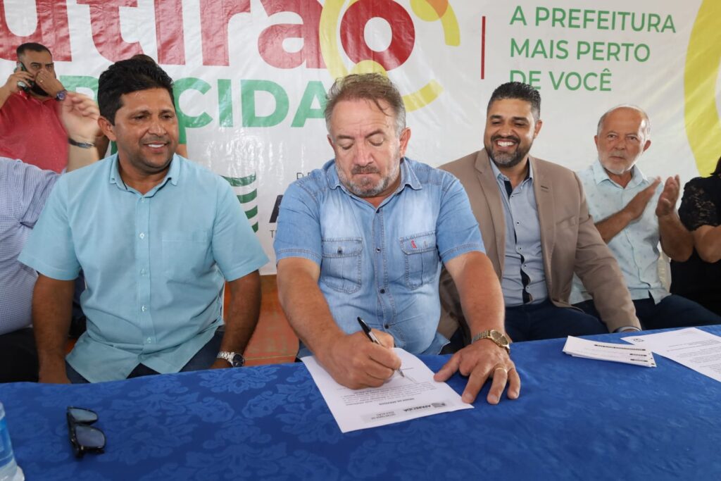 Prefeito de Aparecida de Goiânia, Vilmar Mariano, assina ordem de serviço para reforma da Escola Municipal Maria Gomes da Silva