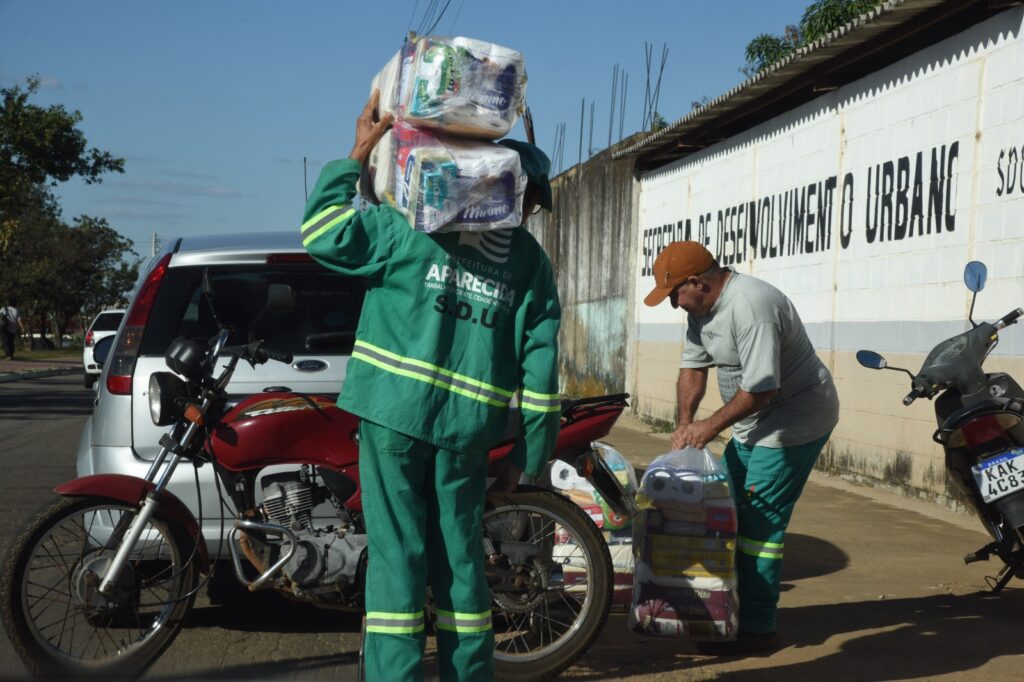Entrega de cestas básicas para servidores da SDU de Aparecida de Goiânia