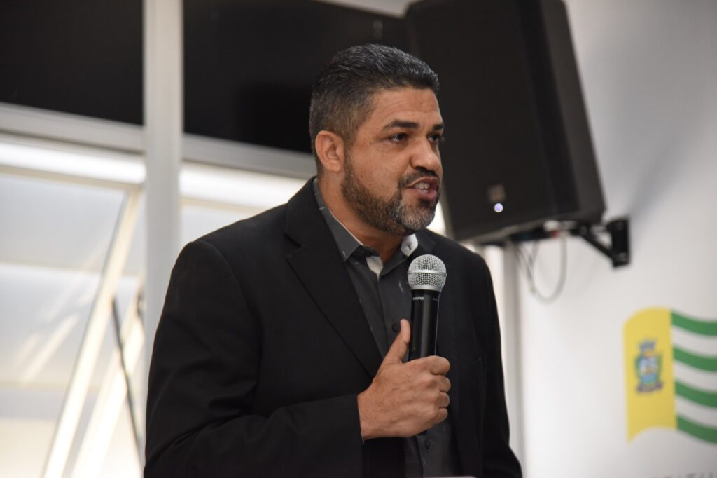 Vilmar troca secretários ligados ao deputado Alcides Ribeiro e dá posse a novos auxiliares 10 EX SECRETARIO DE EDUCACAO DIVINO GUSTAVO JHONNEY MACENA