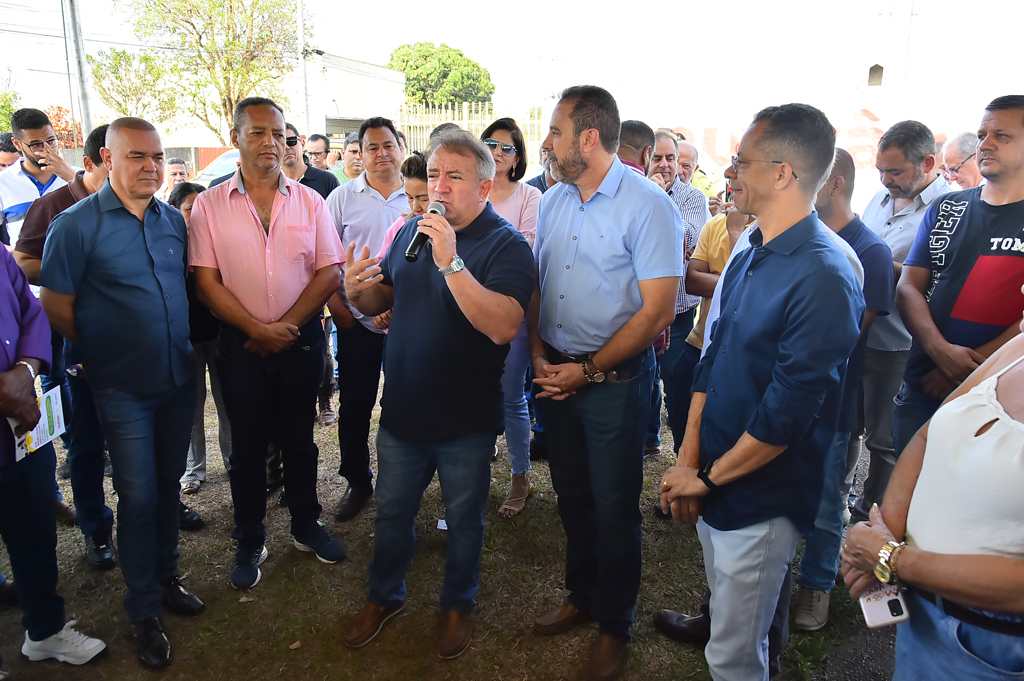 Vilmar lança Mutirão e entrega caminhão usina para recapeamento asfáltico 5 ABERTURA DO MUTIRAO DE APARECIA JD MONT CRISTO FOTO RODRIGO ESTRELA 58 SITE