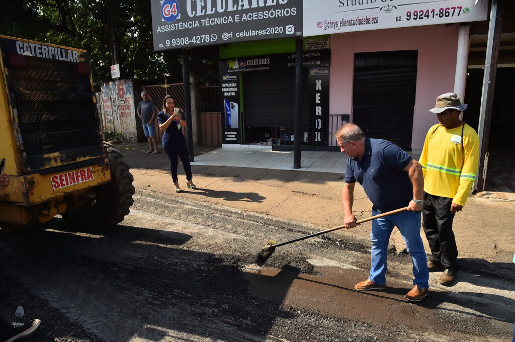 Vilmar lança Mutirão e entrega caminhão usina para recapeamento asfáltico 8 ENTREGA DA NOVA MAQUINA ASFALTICA FOTO RODRIGO ESTRELA 11