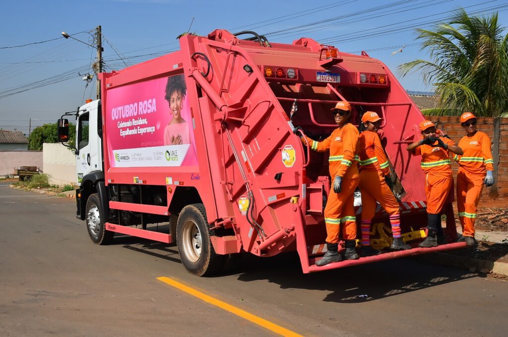 Caminhão rosa na cidade 