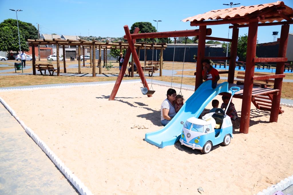 Prefeito Vilmar Mariano inaugura nova praça no Jardim Alto Paraíso 2 1fd9e7fb 16b5 4073 95c8 5e905406c741