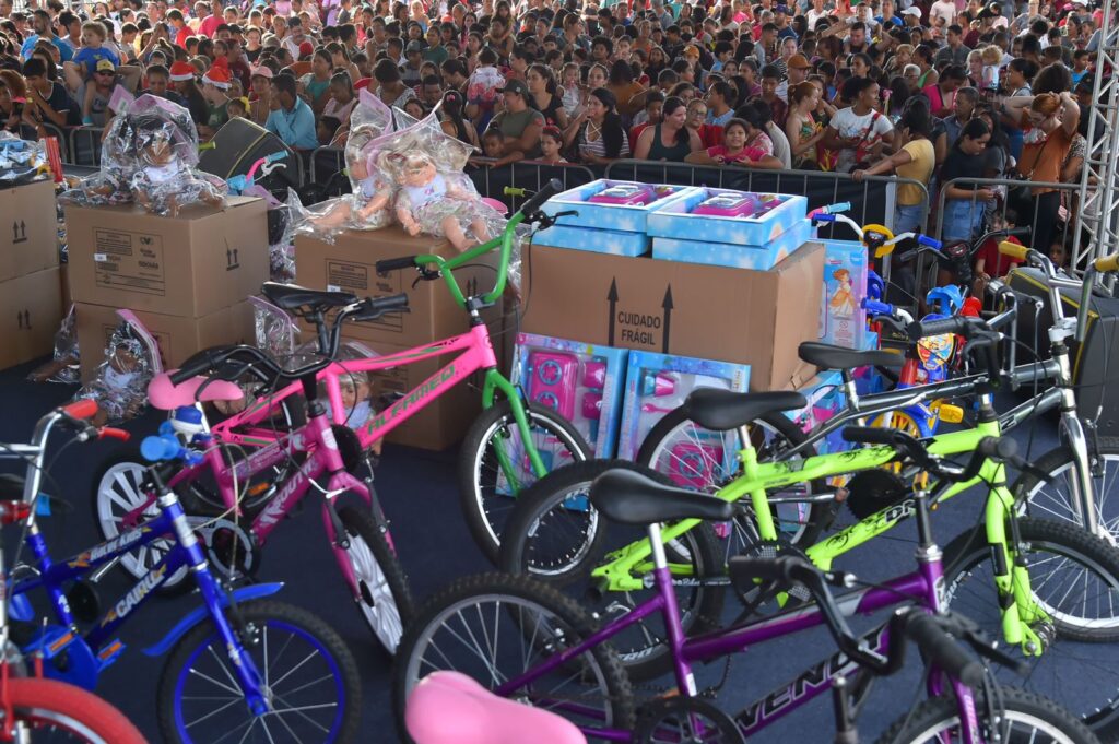 Vilmar Mariano e Gracinha Caiado entregam mais de 20 mil brinquedos no Natal do Bem em Aparecida de Goiânia 3 WhatsApp Image 2023 12 17 at 12 42 02