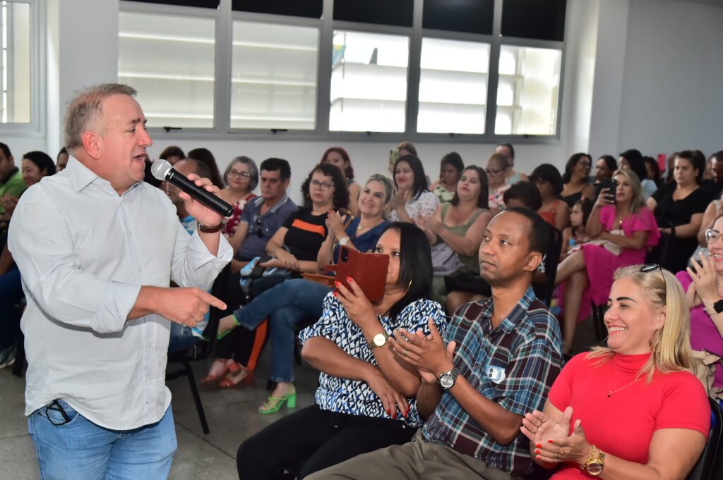 Vilmar valoriza servidores da Educação ao sancionar projetos com melhorias salariais 6 APARECIDA DE GOIANIA EDUCACAO 03