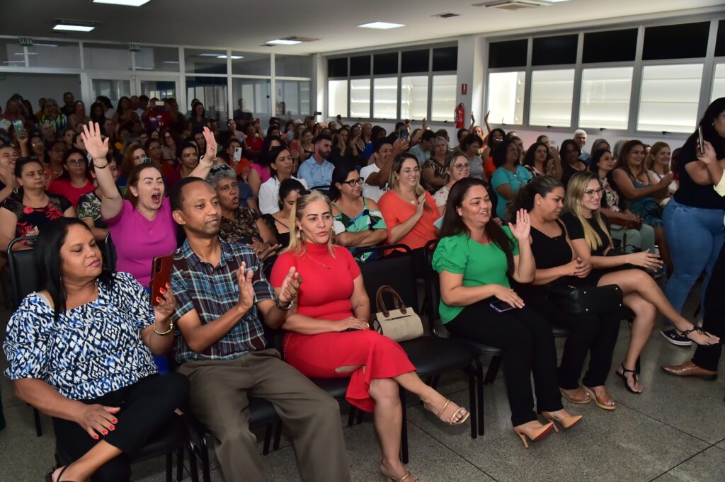 Vilmar valoriza servidores da Educação ao sancionar projetos com melhorias salariais 7 APARECIDA DE GOIANIA EDUCACAO 05